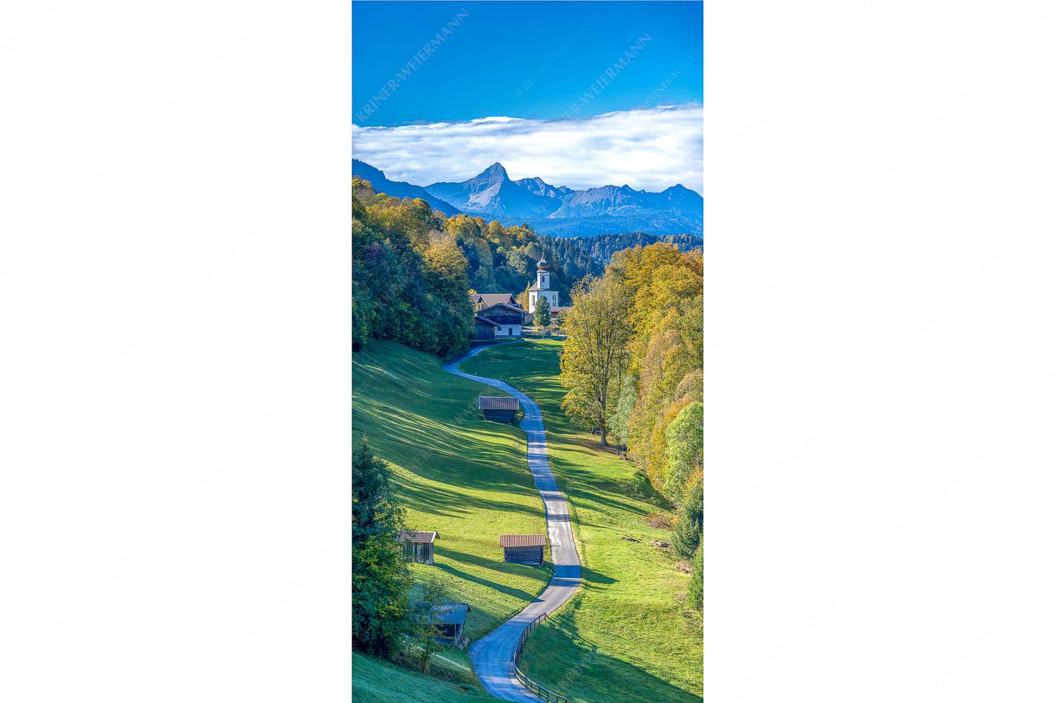 Blick über Straße nach Wamberg mit Kirche St. Anna und zum Daniel im Hintergrund - Weg zur Andacht - Seitenverhältnis 1:2 - Wamberg mit Kirche - weitere Infos unter https://www.kriner-weiermann.de