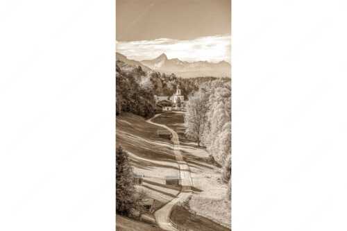 Blick über Straße nach Wamberg mit Kirche St. Anna und zum Daniel im Hintergrund - Weg zur Andacht - Seitenverhältnis 1:2 - Wamberg mit Kirche - weitere Infos unter https://www.kriner-weiermann.de