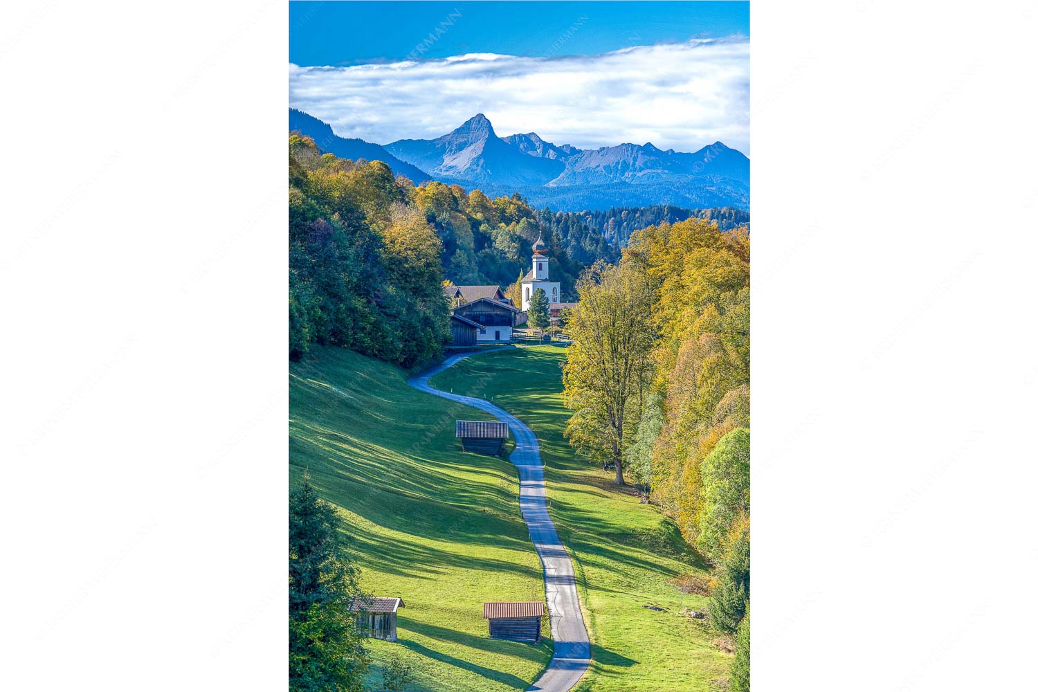 Blick über Straße nach Wamberg mit Kirche St. Anna und zum Daniel im Hintergrund
