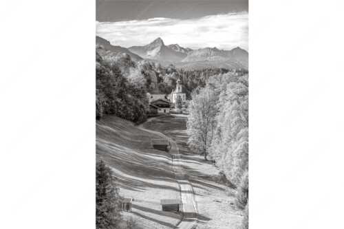 Blick über Straße nach Wamberg mit Kirche St. Anna und zum Daniel im Hintergrund - Weg zur Andacht - Seitenverhältnis 2:3 - Wamberg mit Kirche - weitere Infos unter https://www.kriner-weiermann.de