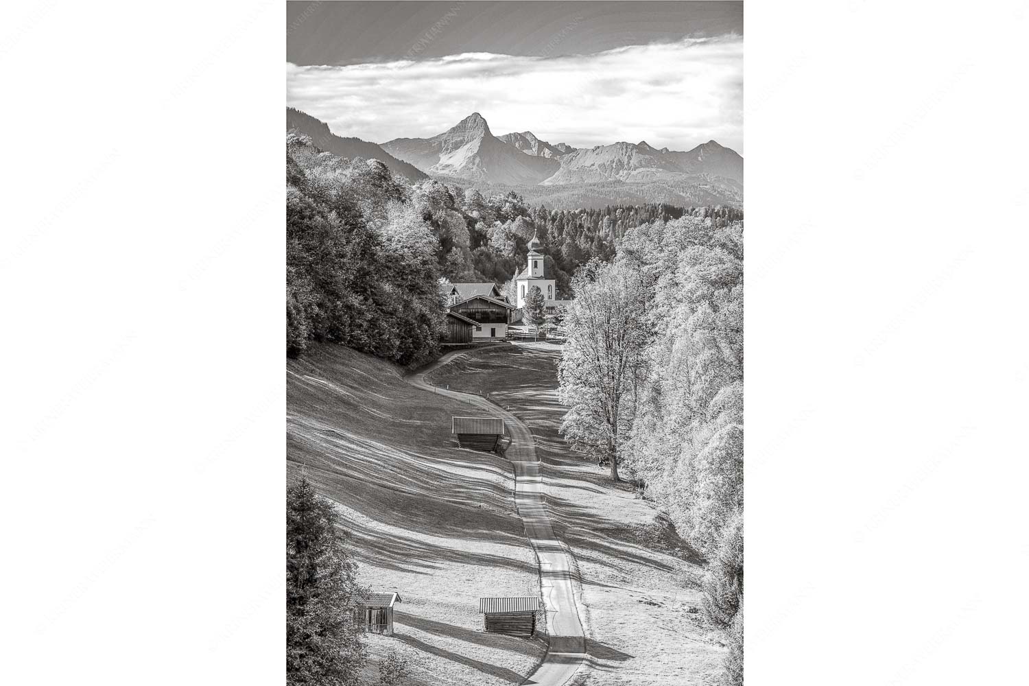 Blick über Straße nach Wamberg mit Kirche St. Anna und zum Daniel im Hintergrund