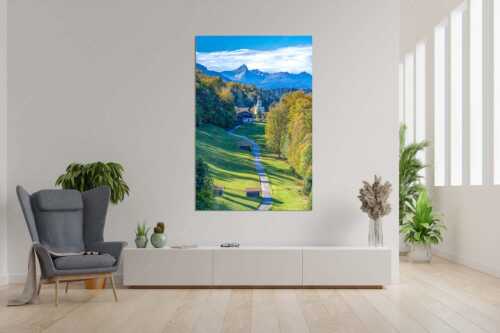 Blick über Straße nach Wamberg mit Kirche St. Anna und zum Daniel im Hintergrund - Weg zur Andacht - Größe ca. 120x180cm, Seitenverhältnis 2:3 - Wamberg mit Kirche - weitere Infos unter https://www.kriner-weiermann.de