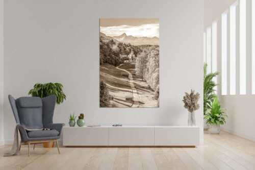 Blick über Straße nach Wamberg mit Kirche St. Anna und zum Daniel im Hintergrund - Weg zur Andacht - Größe ca. 120x180cm, Seitenverhältnis 2:3 - Wamberg mit Kirche - weitere Infos unter https://www.kriner-weiermann.de