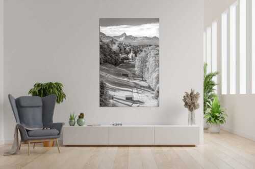 Blick über Straße nach Wamberg mit Kirche St. Anna und zum Daniel im Hintergrund - Weg zur Andacht - Größe ca. 120x180cm, Seitenverhältnis 2:3 - Wamberg mit Kirche - weitere Infos unter https://www.kriner-weiermann.de