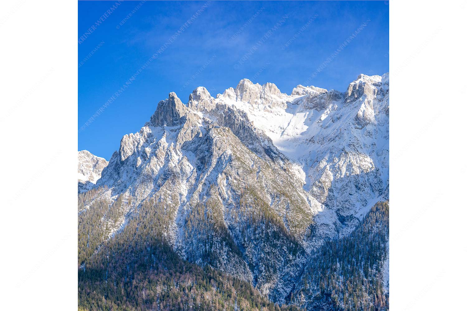 Wenig Schnee – Seitenverhältnis 1:1 — Karwendelblick von Mittenwald Blick auf das Karwendel mit der Viererspitze von Mittenwald