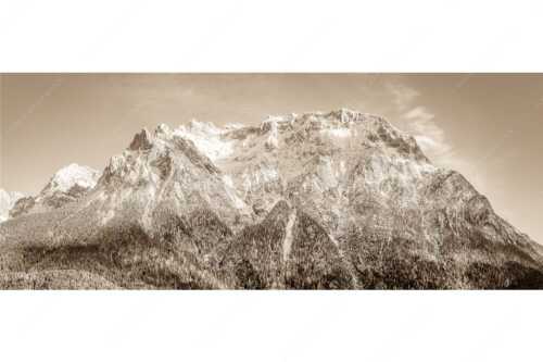 Blick auf das Karwendel mit der Viererspitze von Mittenwald - Wenig Schnee - Seitenverhältnis 2,5:1 - Karwendelblick von Mittenwald - weitere Infos unter https://www.kriner-weiermann.de