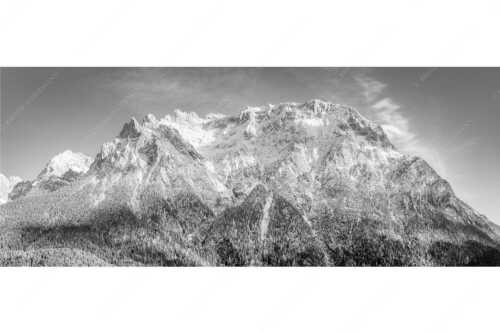 Blick auf das Karwendel mit der Viererspitze von Mittenwald - Wenig Schnee - Seitenverhältnis 2,5:1 - Karwendelblick von Mittenwald - weitere Infos unter https://www.kriner-weiermann.de