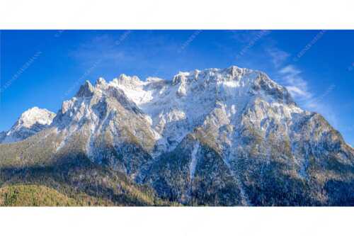 Blick auf das Karwendel mit der Viererspitze von Mittenwald - Wenig Schnee - Seitenverhältnis 2:1 - Karwendelblick von Mittenwald - weitere Infos unter https://www.kriner-weiermann.de