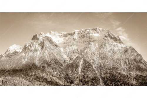 Blick auf das Karwendel mit der Viererspitze von Mittenwald - Wenig Schnee - Seitenverhältnis 2:1 - Karwendelblick von Mittenwald - weitere Infos unter https://www.kriner-weiermann.de