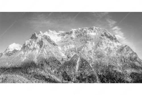 Blick auf das Karwendel mit der Viererspitze von Mittenwald - Wenig Schnee - Seitenverhältnis 2:1 - Karwendelblick von Mittenwald - weitere Infos unter https://www.kriner-weiermann.de