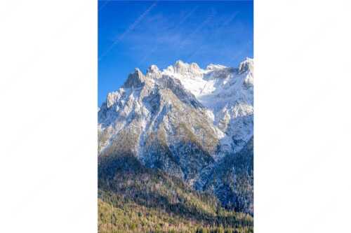 Blick auf das Karwendel mit der Viererspitze von Mittenwald - Wenig Schnee - Seitenverhältnis 2:3 - Karwendelblick von Mittenwald - weitere Infos unter https://www.kriner-weiermann.de