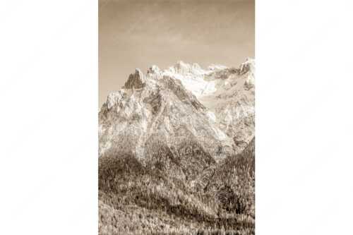 Blick auf das Karwendel mit der Viererspitze von Mittenwald - Wenig Schnee - Seitenverhältnis 2:3 - Karwendelblick von Mittenwald - weitere Infos unter https://www.kriner-weiermann.de
