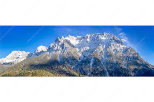 Blick auf das Karwendel mit der Viererspitze von Mittenwald - Wenig Schnee - Seitenverhältnis 3:1 - Karwendelblick von Mittenwald - weitere Infos unter https://www.kriner-weiermann.de