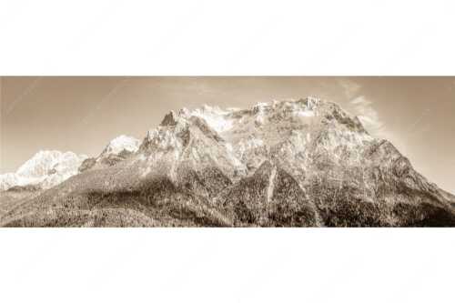 Blick auf das Karwendel mit der Viererspitze von Mittenwald - Wenig Schnee - Seitenverhältnis 3:1 - Karwendelblick von Mittenwald - weitere Infos unter https://www.kriner-weiermann.de