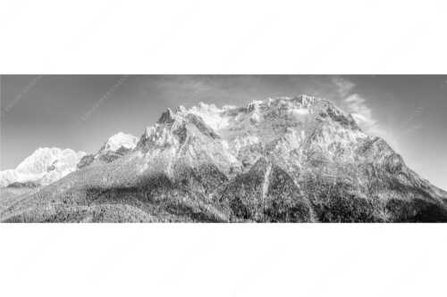 Blick auf das Karwendel mit der Viererspitze von Mittenwald - Wenig Schnee - Seitenverhältnis 3:1 - Karwendelblick von Mittenwald - weitere Infos unter https://www.kriner-weiermann.de