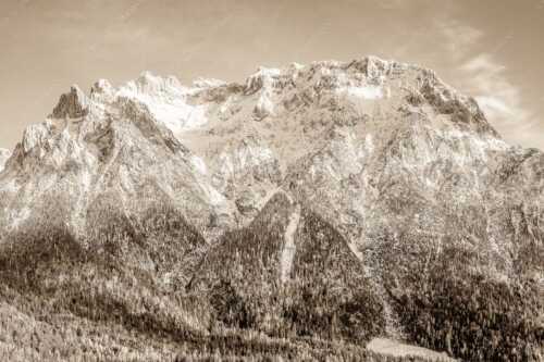 Blick auf das Karwendel mit der Viererspitze von Mittenwald - Wenig Schnee - Seitenverhältnis 3:2 - Karwendelblick von Mittenwald - weitere Infos unter https://www.kriner-weiermann.de