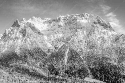 Blick auf das Karwendel mit der Viererspitze von Mittenwald - Wenig Schnee - Seitenverhältnis 3:2 - Karwendelblick von Mittenwald - weitere Infos unter https://www.kriner-weiermann.de