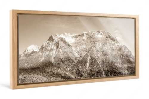 Blick auf das Karwendel mit der Viererspitze von Mittenwald - Wenig Schnee - Foto im Schattenfugen-Rahmen - Karwendelblick von Mittenwald - weitere Infos unter https://www.kriner-weiermann.de