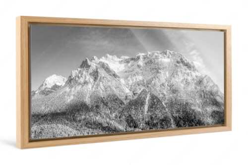 Blick auf das Karwendel mit der Viererspitze von Mittenwald - Wenig Schnee - Foto im Schattenfugen-Rahmen - Karwendelblick von Mittenwald - weitere Infos unter https://www.kriner-weiermann.de