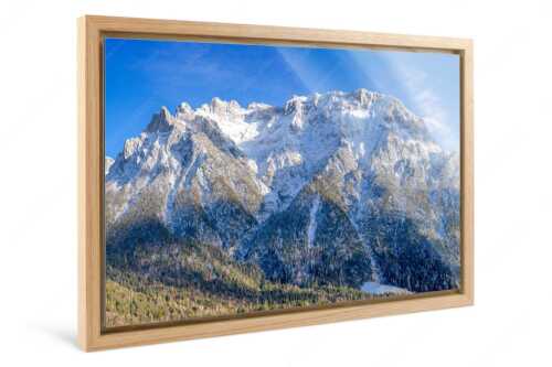 Blick auf das Karwendel mit der Viererspitze von Mittenwald - Wenig Schnee - Foto im Schattenfugen-Rahmen - Karwendelblick von Mittenwald - weitere Infos unter https://www.kriner-weiermann.de