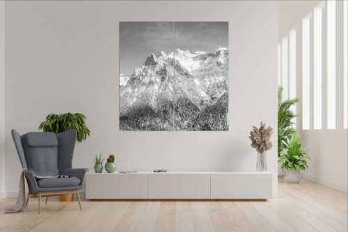 Blick auf das Karwendel mit der Viererspitze von Mittenwald - Wenig Schnee - 4er Split, Größe ca. 180x180cm, Seitenverhältnis 1:1 - Karwendelblick von Mittenwald - weitere Infos unter https://www.kriner-weiermann.de
