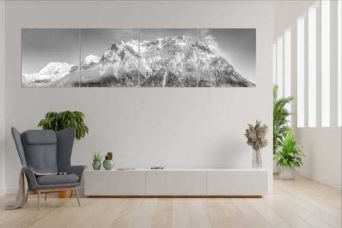 Blick auf das Karwendel mit der Viererspitze von Mittenwald - Wenig Schnee - 4er Split, Größe ca. 280x70cm, Seitenverhältnis 4:1 - Karwendelblick von Mittenwald - weitere Infos unter https://www.kriner-weiermann.de