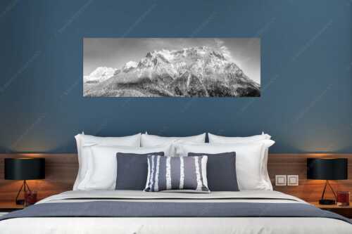 Blick auf das Karwendel mit der Viererspitze von Mittenwald - Wenig Schnee - Größe ca. 180x60cm, Seitenverhältnis 3:1 - Karwendelblick von Mittenwald - weitere Infos unter https://www.kriner-weiermann.de