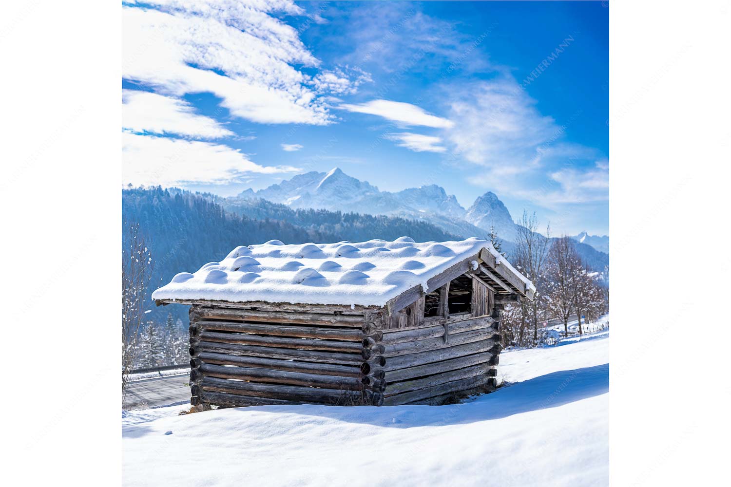 Werdenfelser Stadel – Seitenverhältnis 1:1 — Heustadel im Winter Traditioneller, Schindelgedeckter Heustadel mit Zugspitzmassiv im Wetterstein