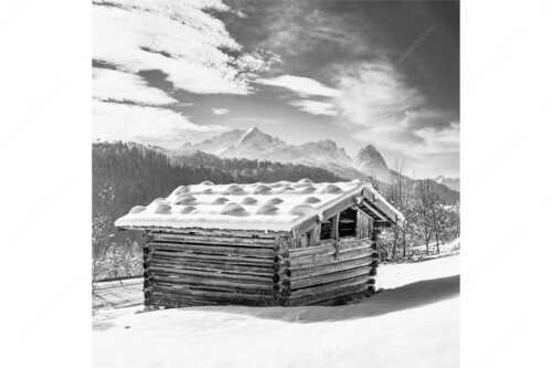 Traditioneller, Schindelgedeckter Heustadel mit Zugspitzmassiv im Wetterstein - Werdenfelser Stadel - Seitenverhältnis 1:1 - Heustadel im Winter - weitere Infos unter https://www.kriner-weiermann.de