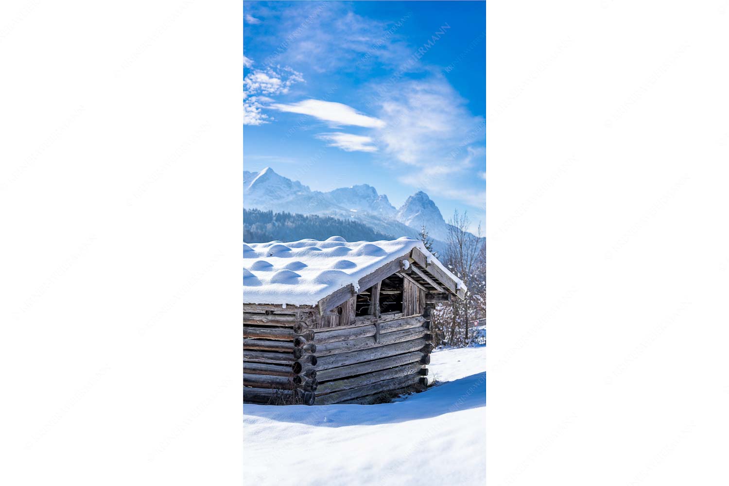 Werdenfelser Stadel – Seitenverhältnis 1:2 — Heustadel im Winter Traditioneller, Schindelgedeckter Heustadel mit Zugspitzmassiv im Wetterstein
