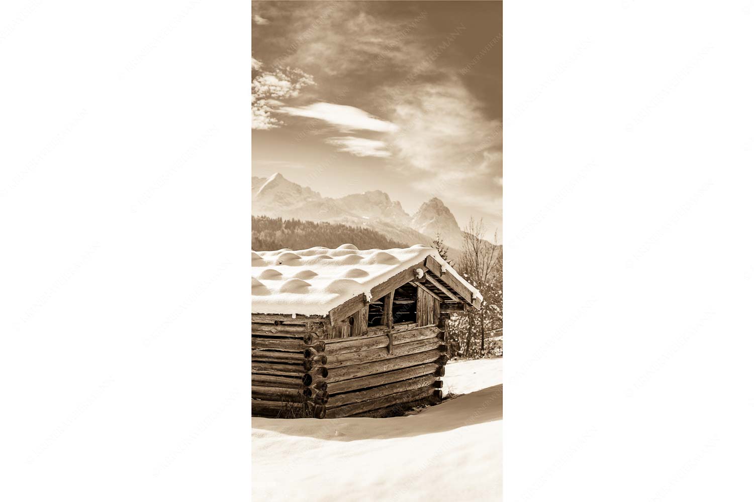 Werdenfelser Stadel – Seitenverhältnis 1:2 — Heustadel im Winter Traditioneller, Schindelgedeckter Heustadel mit Zugspitzmassiv im Wetterstein