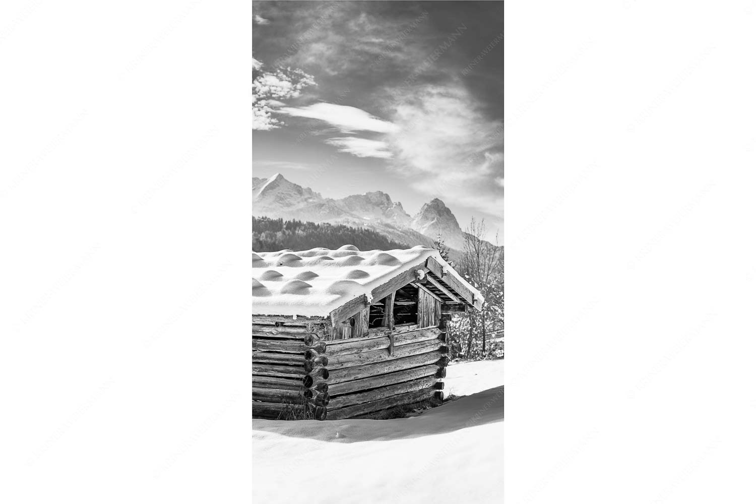 Werdenfelser Stadel – Seitenverhältnis 1:2 — Heustadel im Winter Traditioneller, Schindelgedeckter Heustadel mit Zugspitzmassiv im Wetterstein
