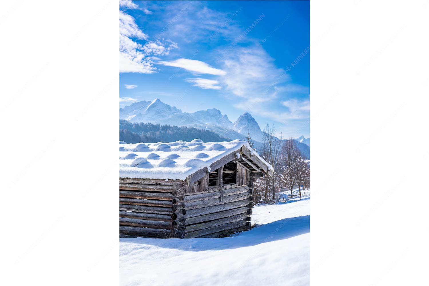 Werdenfelser Stadel – Seitenverhältnis 2:3 — Heustadel im Winter Traditioneller, Schindelgedeckter Heustadel mit Zugspitzmassiv im Wetterstein