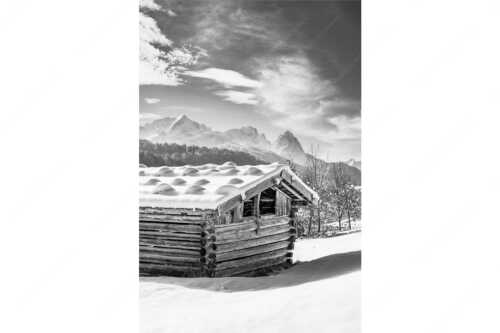 Traditioneller, Schindelgedeckter Heustadel mit Zugspitzmassiv im Wetterstein - Werdenfelser Stadel - Seitenverhältnis 2:3 - Heustadel im Winter - weitere Infos unter https://www.kriner-weiermann.de