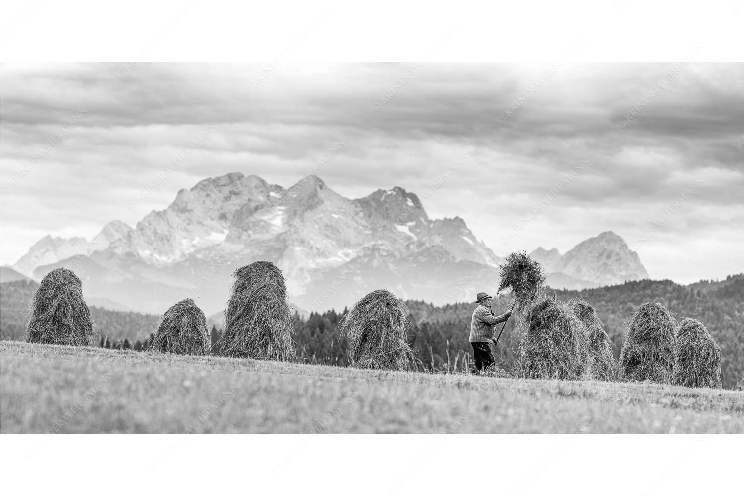 Wia friahra – Seitenverhältnis 2:1 — Heuarbeit Heustankern Stanker vor Zugspitzmassiv mit Hochblassen, Alpspitze, Zugspitze und Waxenstein
