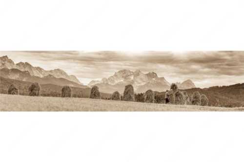 Stanker vor Zugspitzmassiv mit Hochblassen, Alpspitze, Zugspitze und Waxenstein - Wia friahra - Seitenverhältnis 4:1 - Heuarbeit Heustankern - weitere Infos unter https://www.kriner-weiermann.de