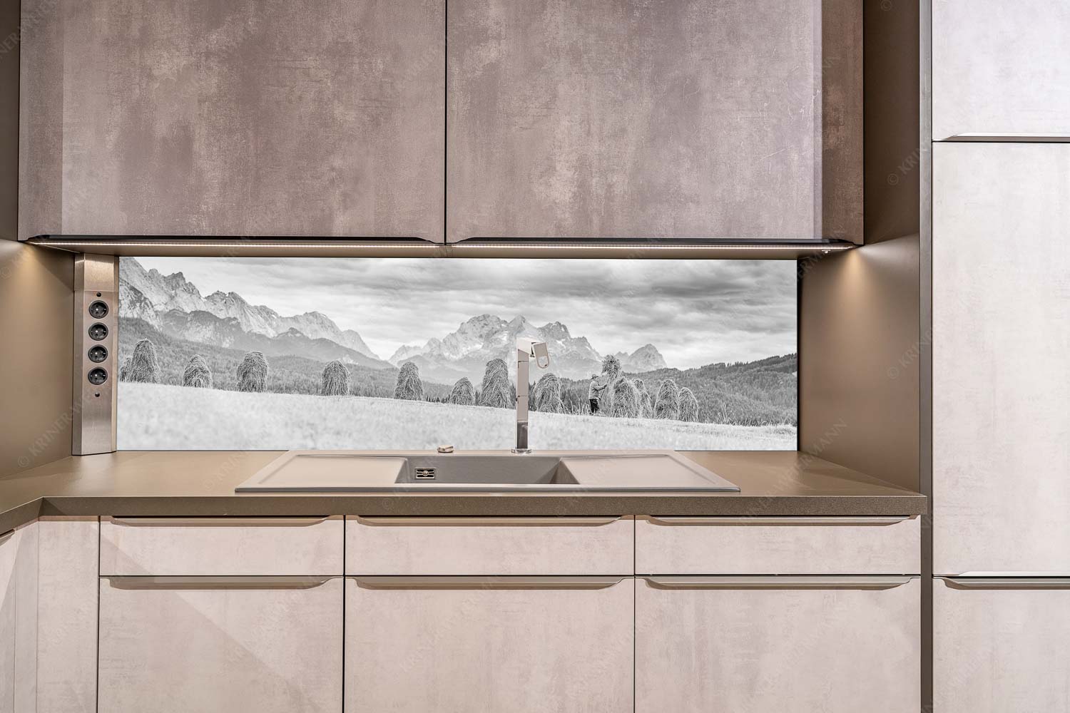 Wia friahra – Küchenrückwand – Größe ca. 200x50cm, Seitenverhältnis ca: 4:1 — Heuarbeit Heustankern Stanker vor Zugspitzmassiv mit Hochblassen, Alpspitze, Zugspitze und Waxenstein - Wia friahra - Küchenrückwand - Größe ca. 200x50cm, Seitenverhältnis ca: 4:1 - Heuarbeit Heustankern - weitere Infos unter https://www.kriner-weiermann.de