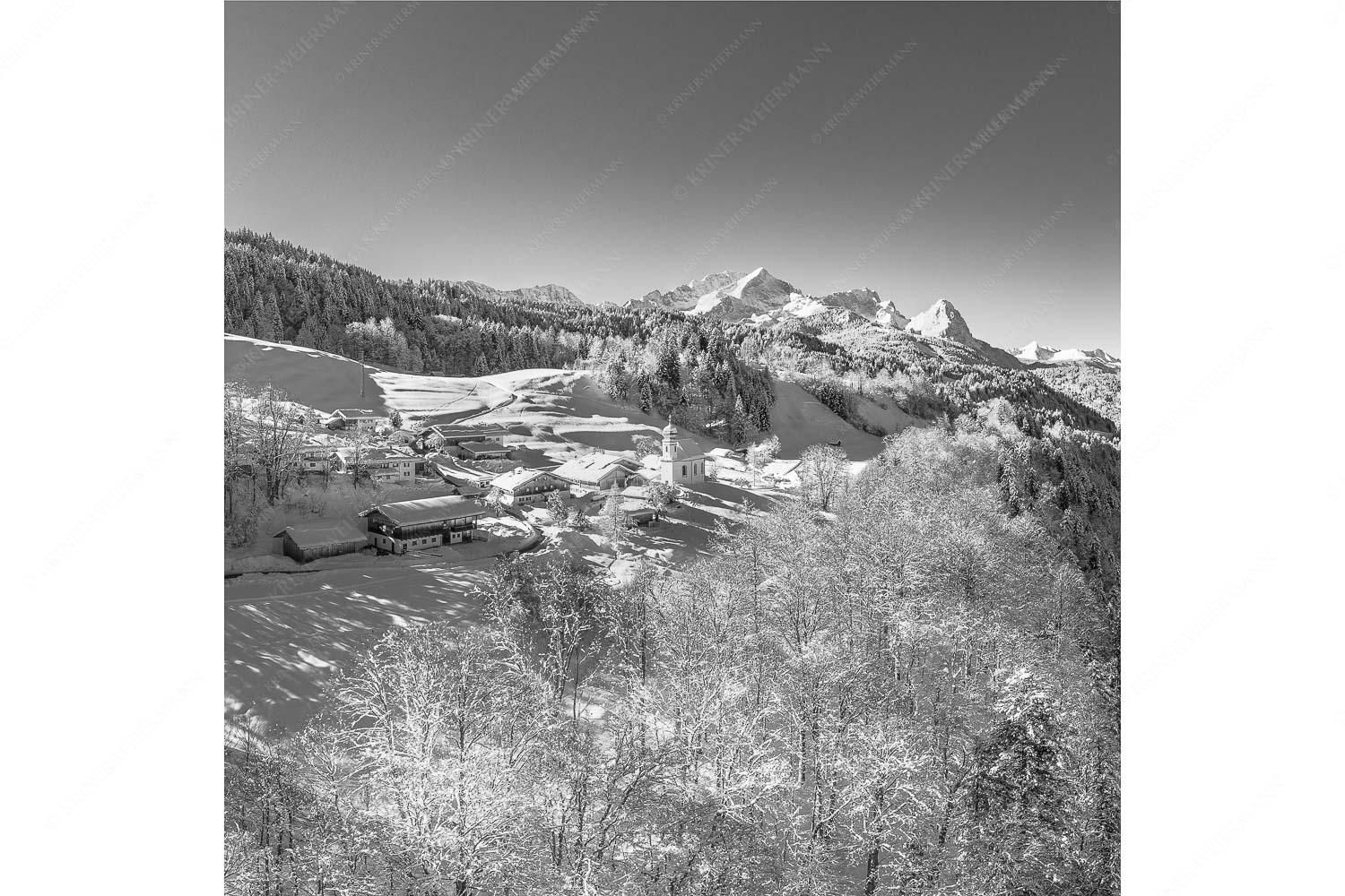 Winter am Wamberg – Seitenverhältnis 1:1 — Alpspitze Zugspitze und Waxenstein Wamberg mit Zugspitzmassiv und Garmisch-Partenkirchen