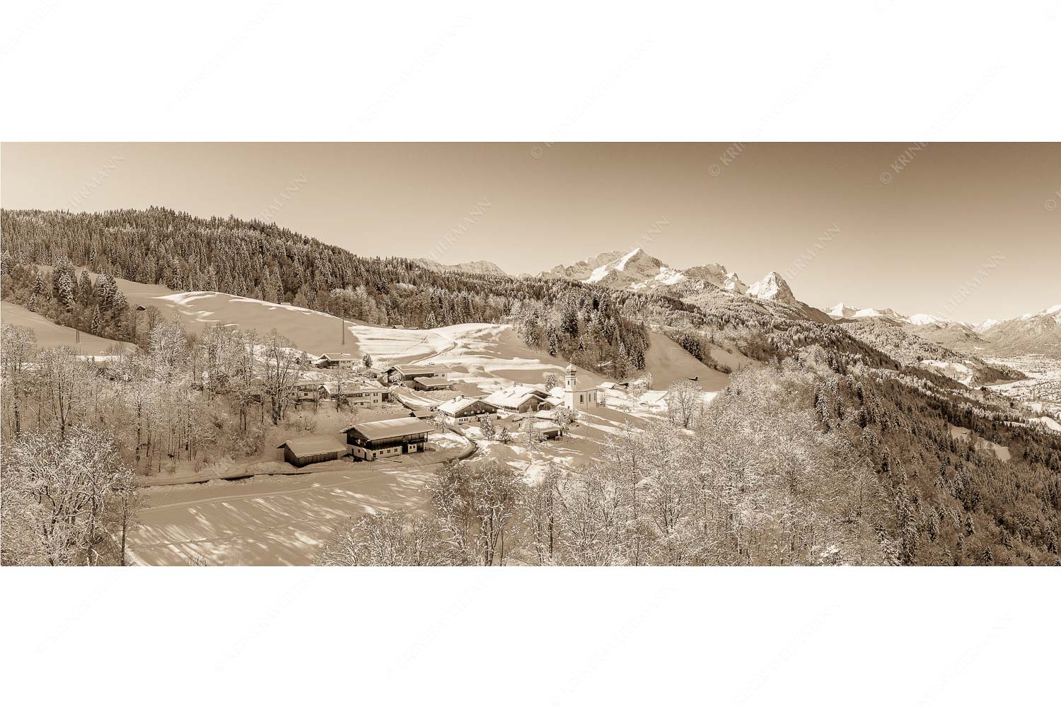 Winter am Wamberg – Seitenverhältnis 2,5:1 — Alpspitze Zugspitze und Waxenstein Wamberg mit Zugspitzmassiv und Garmisch-Partenkirchen
