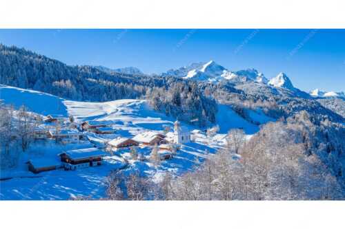 Wamberg mit Zugspitzmassiv und Garmisch-Partenkirchen - Winter am Wamberg - Seitenverhältnis 2:1 - Alpspitze Zugspitze und Waxenstein - weitere Infos unter https://www.kriner-weiermann.de