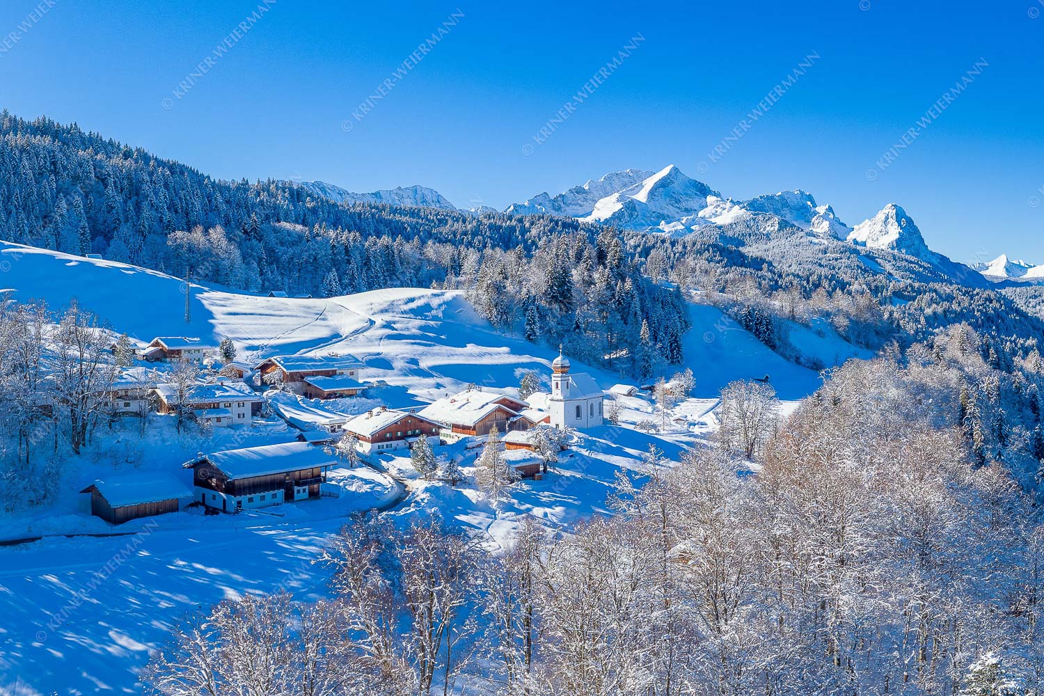 Winter am Wamberg – Seitenverhältnis 3:2 — Alpspitze Zugspitze und Waxenstein Wamberg mit Zugspitzmassiv und Garmisch-Partenkirchen