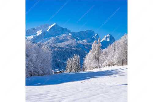 Winterlandschaft am Höfle mit Blick zum Zugspitzmassiv im Wetterstein - Winter im Werdenfels - Seitenverhältnis 1:1 - Alpspitze Zugspitze und Waxenstein - weitere Infos unter https://www.kriner-weiermann.de