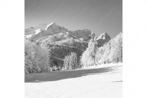 Winterlandschaft am Höfle mit Blick zum Zugspitzmassiv im Wetterstein - Winter im Werdenfels - Seitenverhältnis 1:1 - Alpspitze Zugspitze und Waxenstein - weitere Infos unter https://www.kriner-weiermann.de