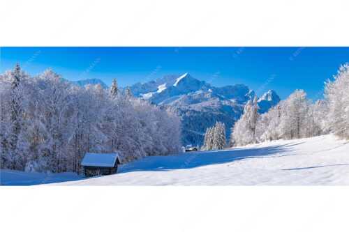 Winterlandschaft am Höfle mit Blick zum Zugspitzmassiv im Wetterstein - Winter im Werdenfels - Seitenverhältnis 2,5:1 - Alpspitze Zugspitze und Waxenstein - weitere Infos unter https://www.kriner-weiermann.de