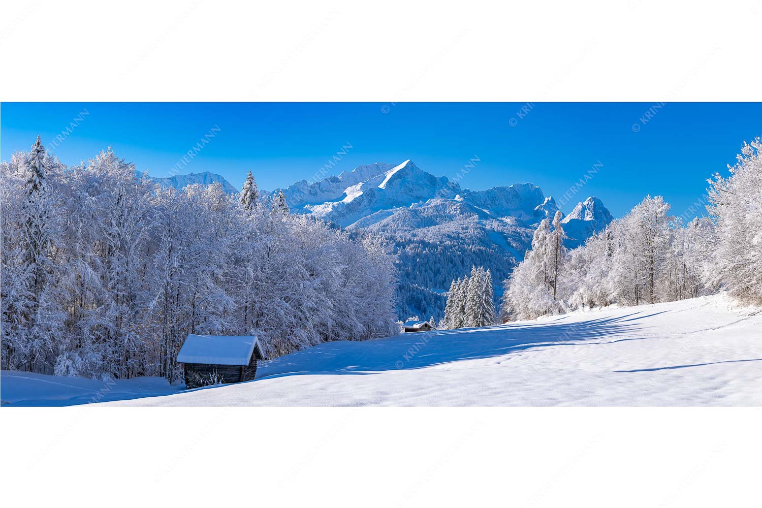 Winter im Werdenfels – Seitenverhältnis 2,5:1 — Alpspitze Zugspitze und Waxenstein Winterlandschaft am Höfle mit Blick zum Zugspitzmassiv im Wetterstein
