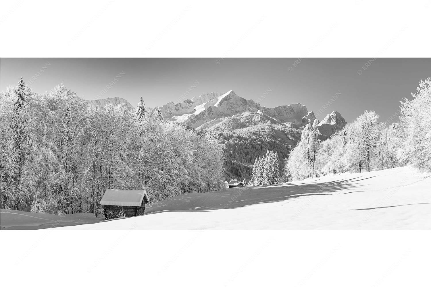 Winter im Werdenfels – Seitenverhältnis 2,5:1 — Alpspitze Zugspitze und Waxenstein Winterlandschaft am Höfle mit Blick zum Zugspitzmassiv im Wetterstein