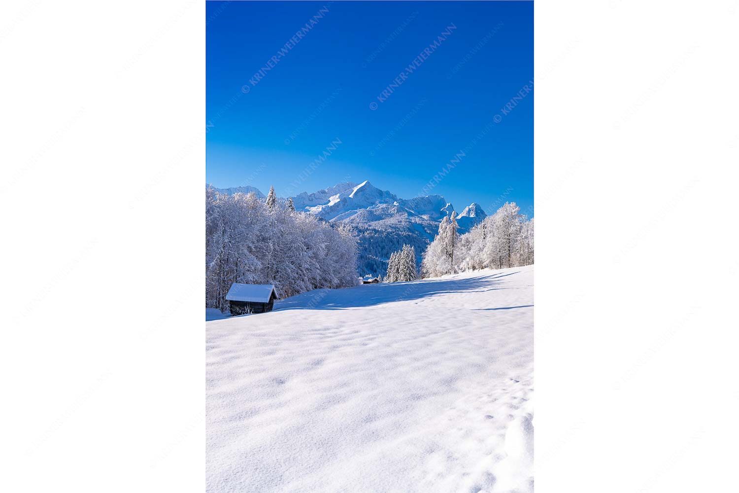 Winter im Werdenfels – Seitenverhältnis 2:3 — Alpspitze Zugspitze und Waxenstein Winterlandschaft am Höfle mit Blick zum Zugspitzmassiv im Wetterstein