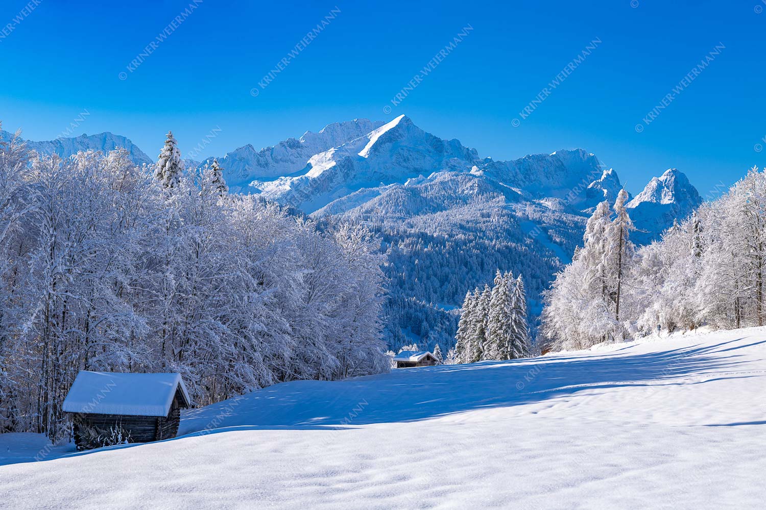 Winter im Werdenfels – Seitenverhältnis 3:2 — Alpspitze Zugspitze und Waxenstein Winterlandschaft am Höfle mit Blick zum Zugspitzmassiv im Wetterstein