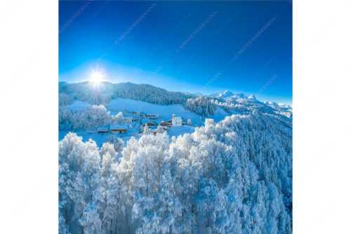 Blick über die Ortschaft Wamberg zum Zugspitzmassiv im Wetterstein - Winterliches Wamberg - Seitenverhältnis 1:1 - Wetterstein und Zugspitzmassiv - weitere Infos unter https://www.kriner-weiermann.de