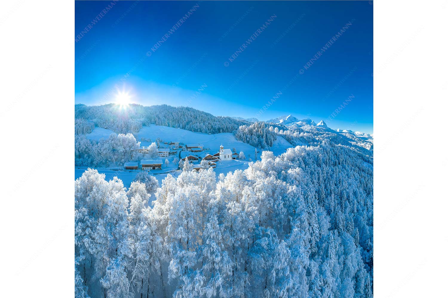 Winterliches Wamberg – Seitenverhältnis 1:1 — Wetterstein und Zugspitzmassiv Blick über die Ortschaft Wamberg zum Zugspitzmassiv im Wetterstein